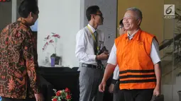 Senyum terdakwa mantan Dirjen Hubla Kemenhub Antonius Tonny Budiono usai diperiksa KPK, Jakarta, Jumat (20/4). Antonius diperiksa terkait suap tender izin proyek di Direktorat Perhubungan Laut di Pelabuhan Tanjung Mas Semarang. (Merdeka.com/Dwi Narwoko)