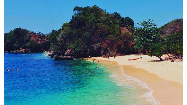Pantai Tiga Warna, Primadona Baru di Timur Jawa