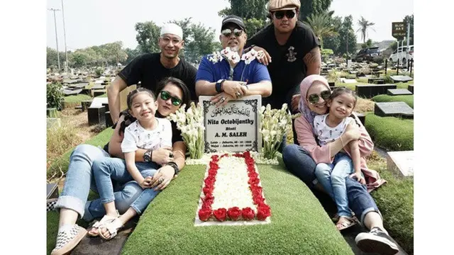 6 Momen Haru Indro Warkop Ziarah ke Makam Istri, Ucapkan Selamat Ulang Tahun