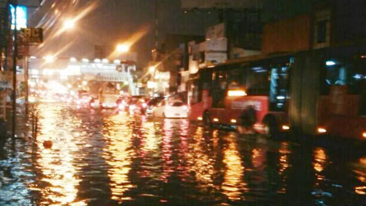dikepung-banjir-140203c.jpg