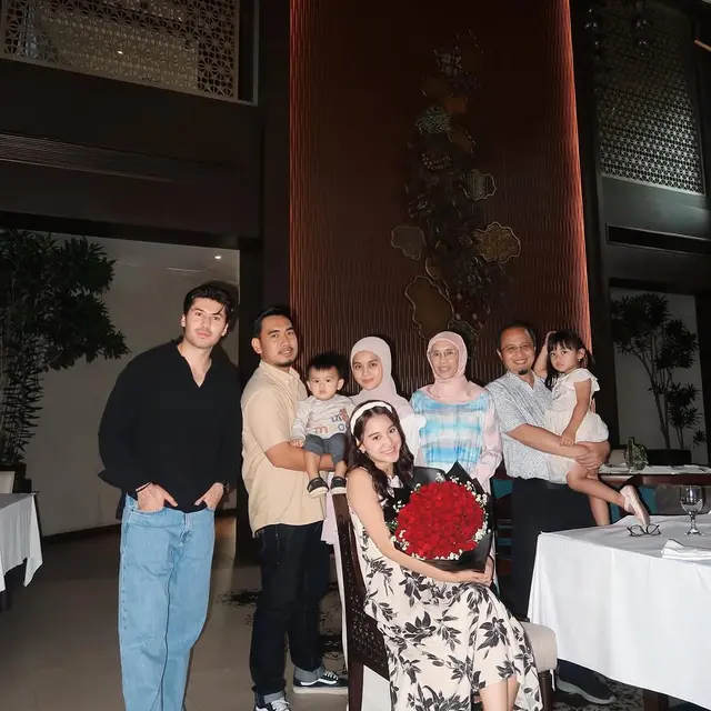 6 Potret Esta Pramanita Bareng Bara Valentino di Momen Ultah ke-26, Didoakan Segera Menikah