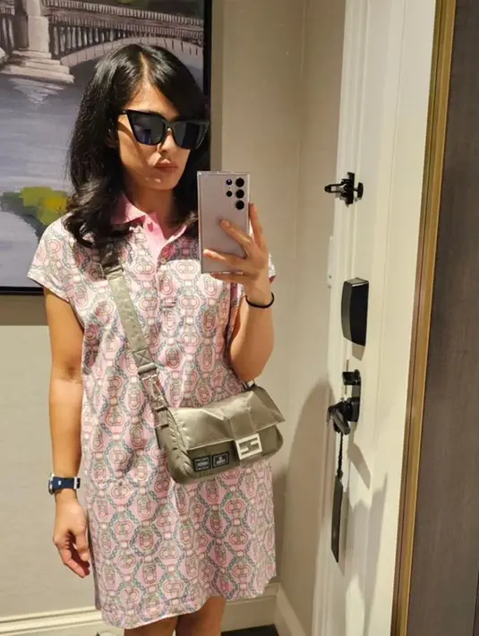 Dengan kacamata hitam, Dian Sastro tampil percaya diri saat mirror selfie. Wanita kelahiran 16 Maret 1982 itu tak pergi sendiri, ia bertolak ke Paman Sam bersama sang suami. Mereka begitu bahagia menikmati keindahan kawasan Beacon Hill. (Liputan6.com/IG/@therealdisastr)
