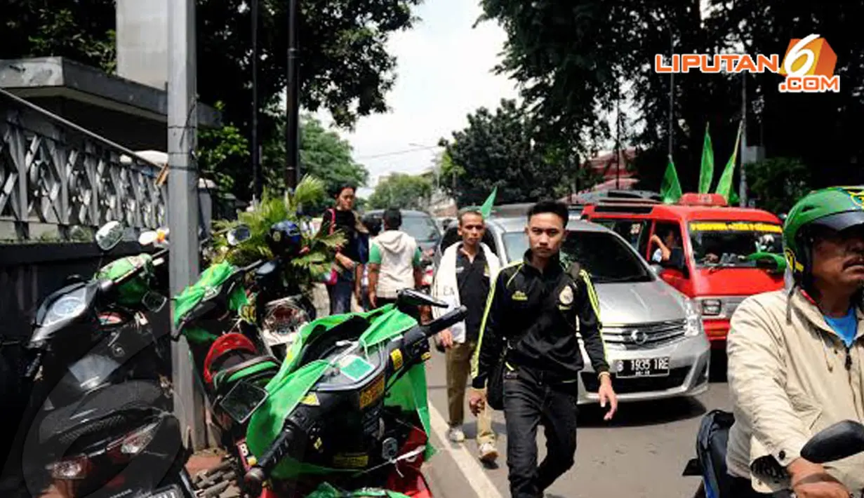 Trotoar di sepanjang Jalan Proklamasi Jakarta pun dipenuhi oleh kendaraan dari massa dan simpatisan PPP yang hadir dalam kampanye umum (Liputan6.com/Helmi Fithriansyah) 