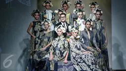 Denny Wirawan bersama para modelnya usai menampilkan 24 busana Bertajuk "Wanderlust, Dancing in the Sun" di IPMI Trend Show 2017, Jakarta, Jumat (11/11). Denny menampilkan ciri khasnya bermain tabrak motif atau clash pattern. (Liputan6.com/Faizal Fanani)