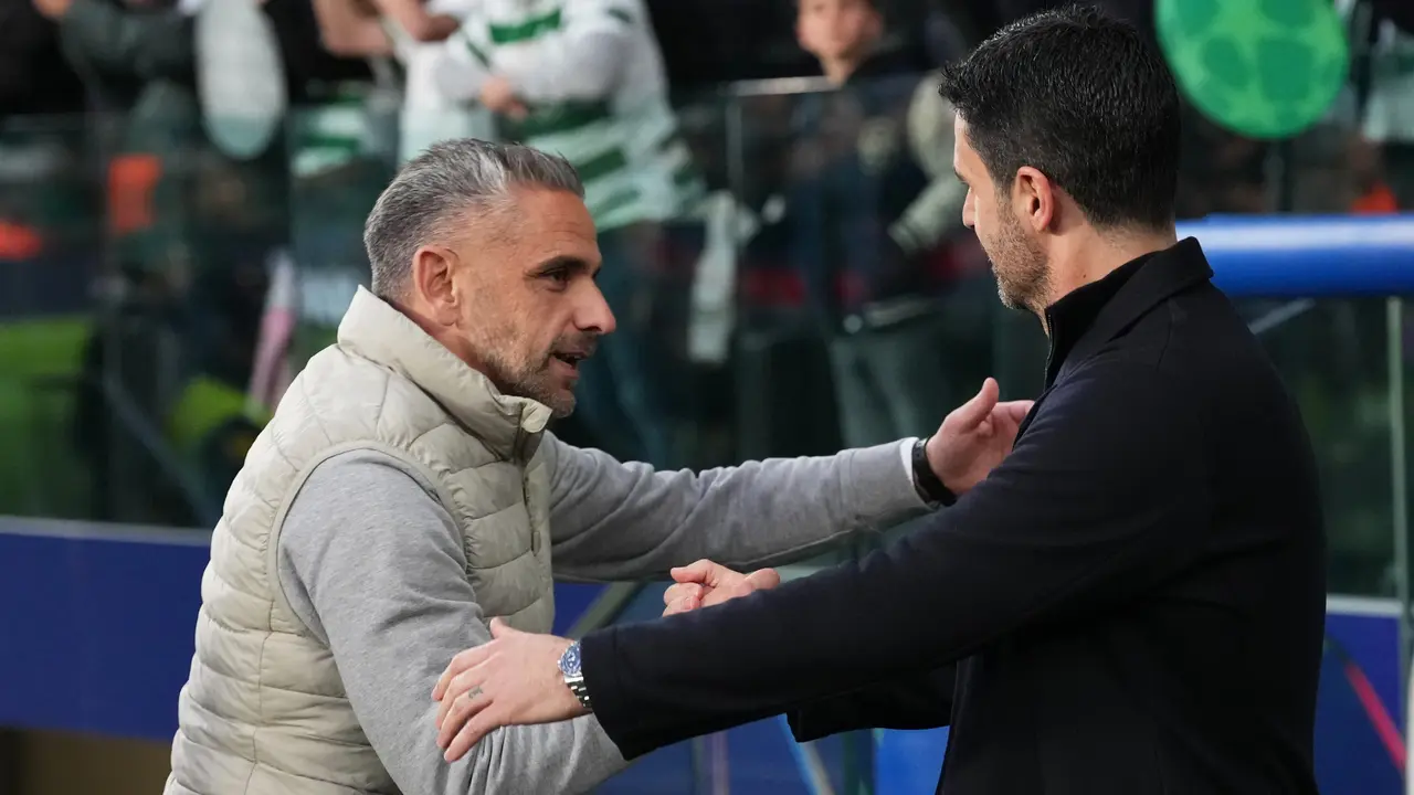 Pelatih Sporting CP Rui Borges (kiri) menyapa manajer Arsenal Mikel Arteta