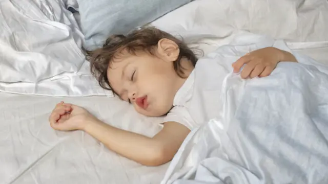 Nggak Perlu Stres, Begini Tips Membuat Anak Tidur Nyenyak di Malam Hari (photo by freepik.com)