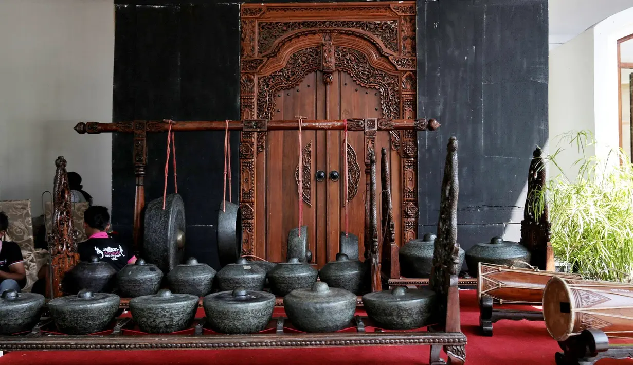 Alat musik gamelan berjejer rapi di sebelah kanan pintu masuk gedung. Musik ala Jawa Tengah itu akan dipergunakan menghibur para tamu undangan yang datang dari berbagai kalangan tersebut. (Adrian Putra/Bintang.com)