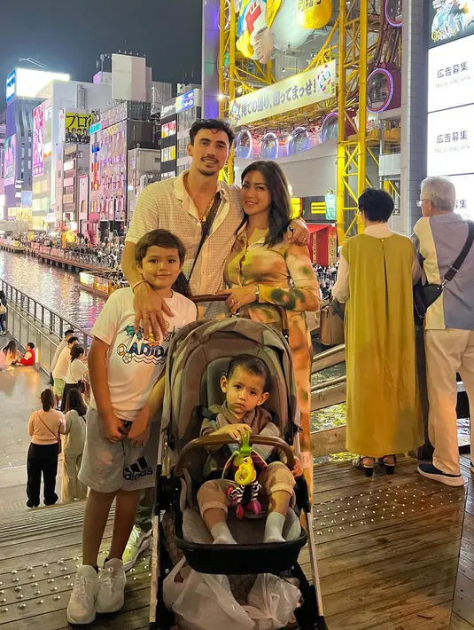 Jessica Iskandar bersama suami dan dua anaknya sedang menikmati liburan di Jepang. Momen liburan tersebut diunggah di akun instagramnya. Berikut beberapa potret liburan merayakan nilai El Barack yang A semua. [Instagram/inijedar]