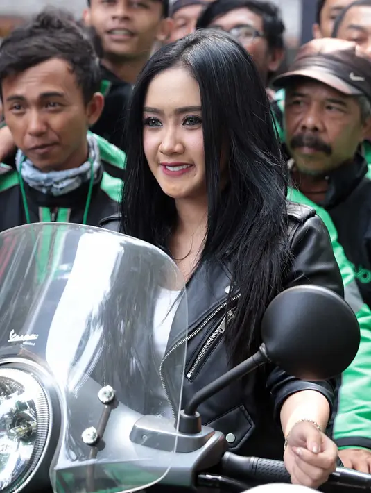 Lantaran takut disebut settingan lantaran baru merilis single, Cita berniat mengenalkan pacar barunya nanti saja, ketika singlen terbarunya sudah bisa diterima masyarakat. (Deki Prayoga/Bintang.com)