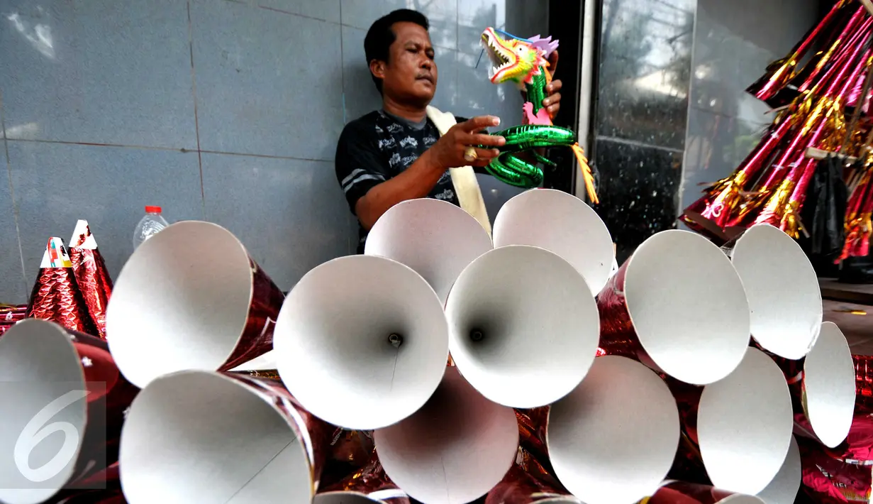 Menjelang tahun baru kawasan Kota Tua mulai ramai didatangi oleh para pengrajin terompet, Jakarta (26/12/2015). Terompet Tahun Baru dijual mulai Rp5.000 hingga Rp50.000 sesuai ukuran. (Liputan6.com/Gempur M Surya)