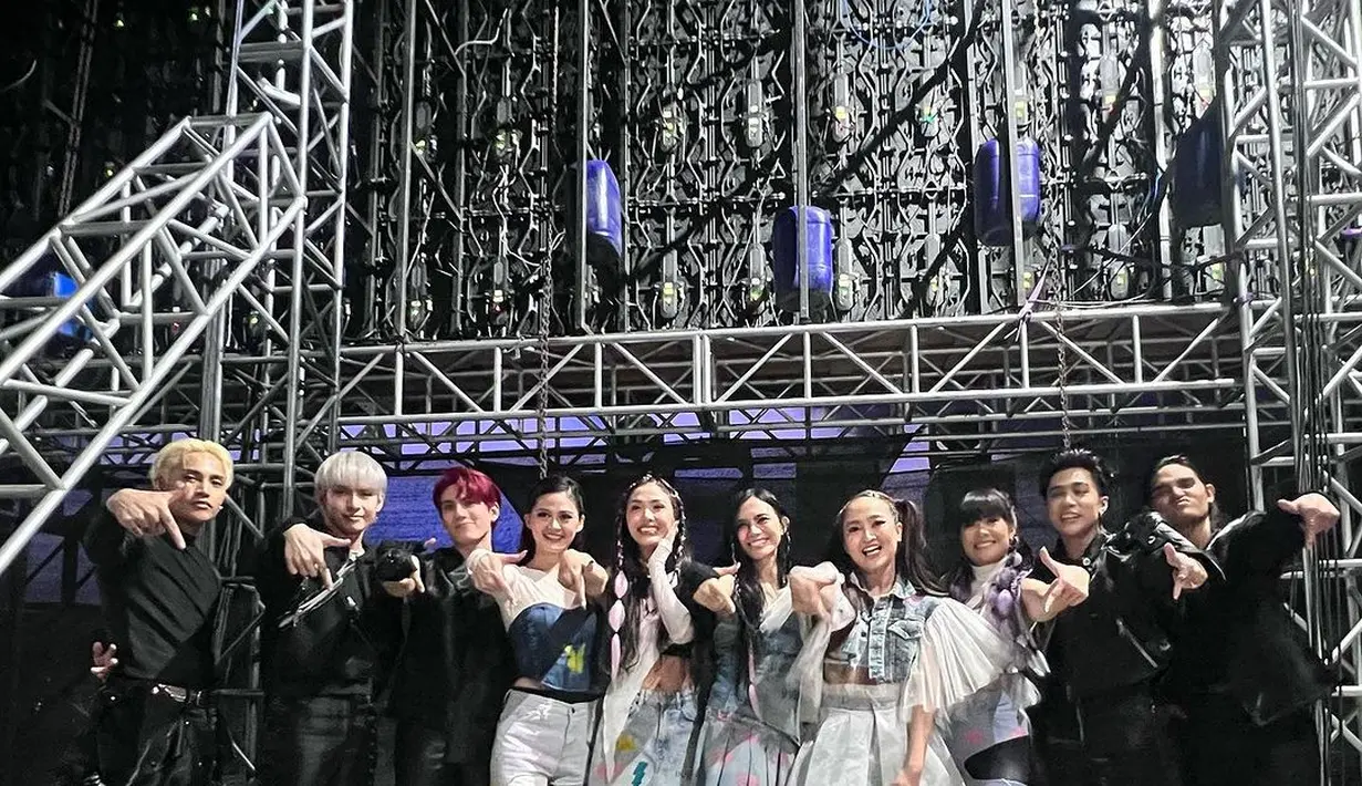 Lama dinanti, akhirnya kelimanya comeback bersama di atas panggung. Kelima member menghadirkan gaya keren yang edgy. [Foto: Instagram/gracewohangara]