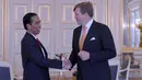 Presiden Joko Widodo berjabat tangan dengan Raja Belanda Willem-Alexander di Istana Noordeinde, Den Haag, Jumat (22/4). Pertemuan di Negeri Kincir Angin ini merupakan kunjungan resmi dengan misi ekonomi. (Foto: Laily Rachev/Setpres RI)