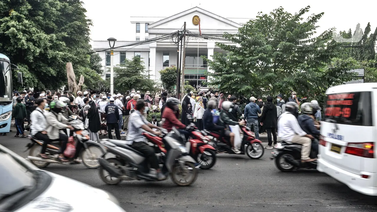 FOTO: Sidang Perdana Rizieq Shihab, Massa Pendukung Geruduk PN Jakarta Timur