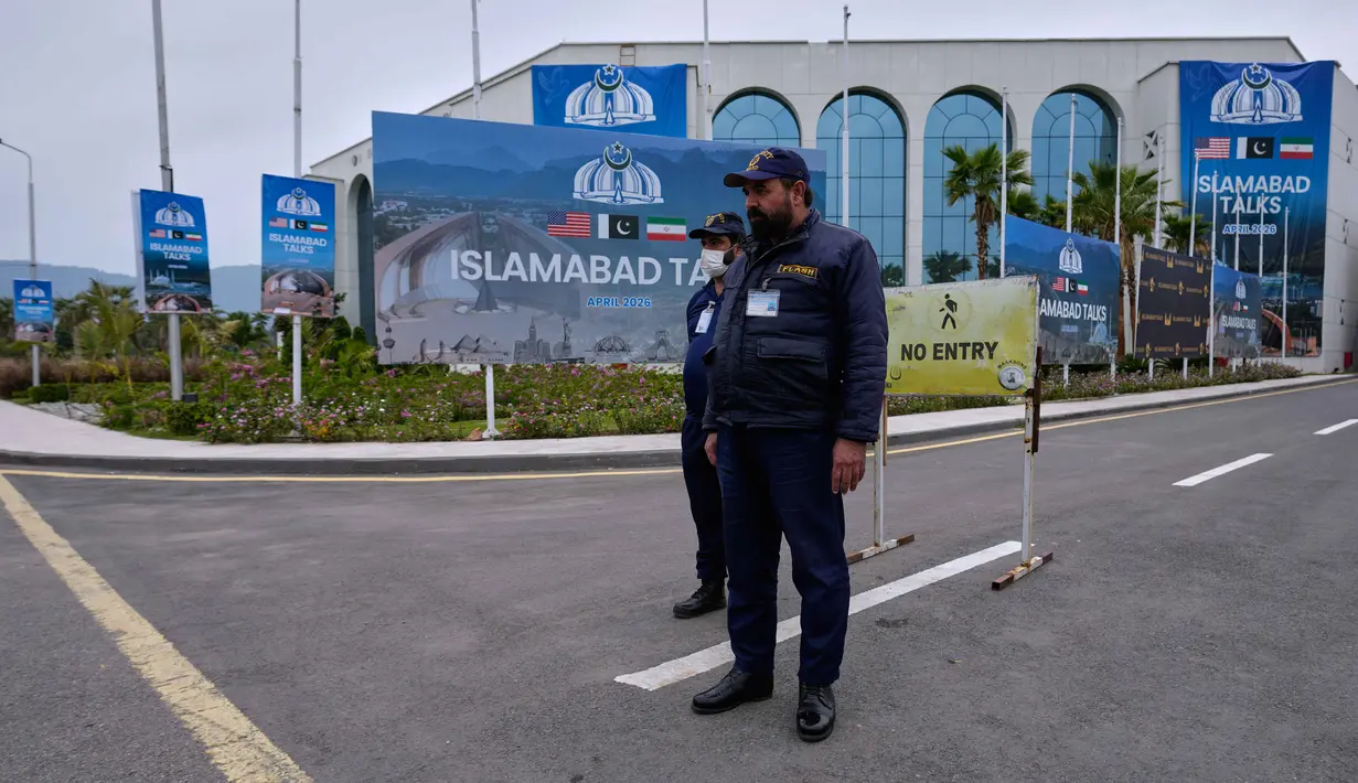 Personel keamanan berdiri di samping papan pengumuman terkait negosiasi Amerika Serikat dan Iran, di luar pusat fasilitasi media di Islamabad, Pakistan, Sabtu 11 April 2026. Hari ini Sabtu 11 April 2026, delegasi Amerika Serikat dan Iran akan bertemu untuk membahas negosiasi gencatan senjata di Pakistan. (AP Photo/Anjum Naveed)