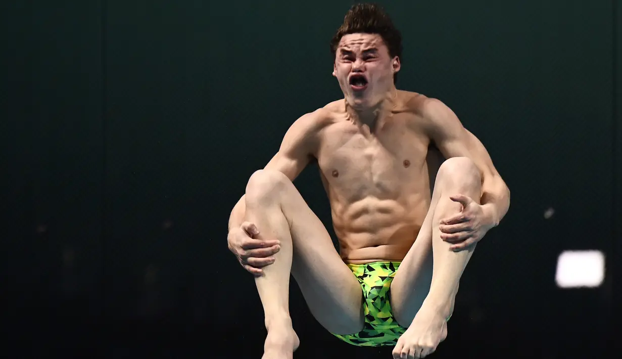 Atlet Australia Matthew Carter melompat saat bersaing dalam pertandingan tim 3m/10m selama Kejuaraan Dunia FINA 2017 di Budapest, (18/7). Ekspresi lucu para atlet menjadi ciri sendiri dari cabang olahraga ini. (AFP Photo/Christophe Simon)