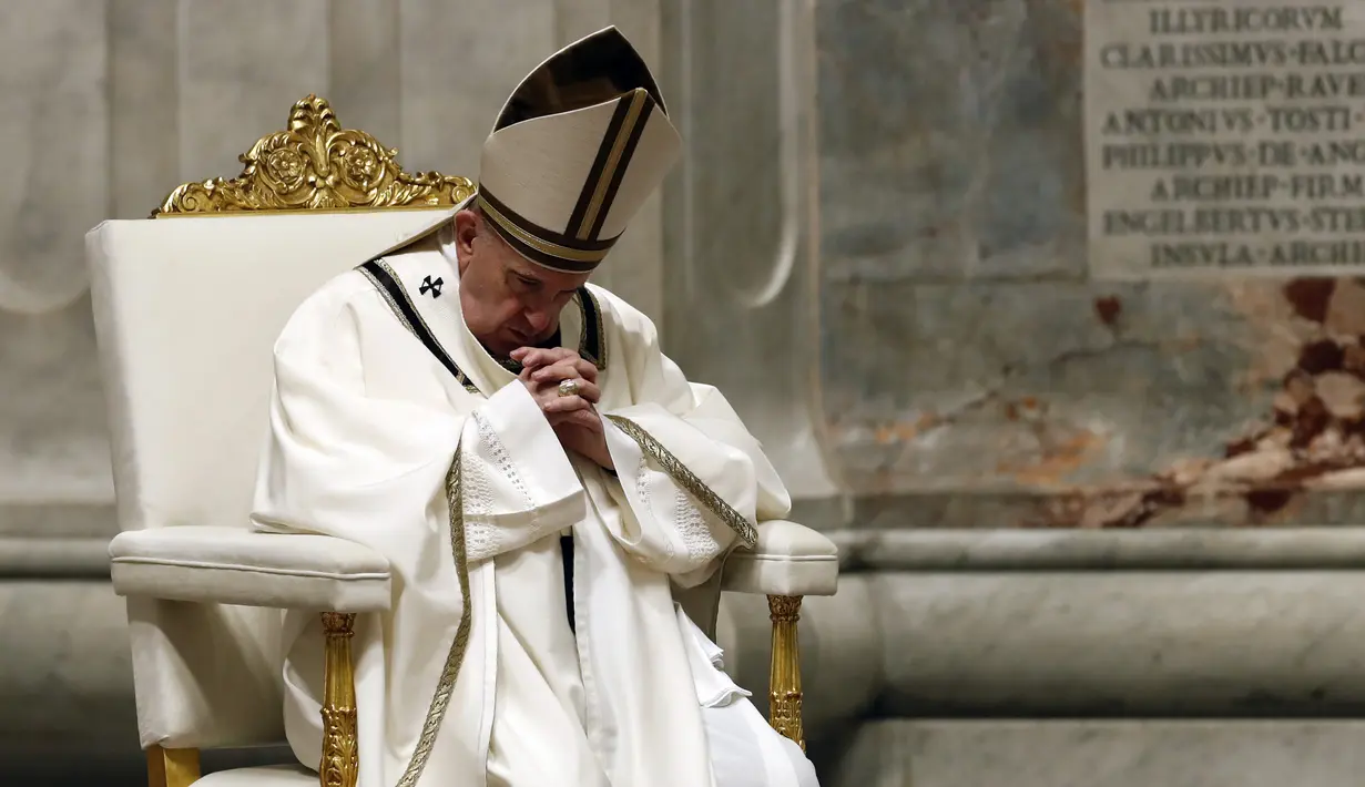 Paus Fransiskus saat memimpin Misa Malam Paskah di Basilika Santo Petrus, Vatikan, Sabtu (11/4/2020). Paus meminta agar umat Kristen untuk menjadi pembawa pesan kehidupan di masa-masa penuh kematian. (Remo Casilli/Pool Photo via AP)