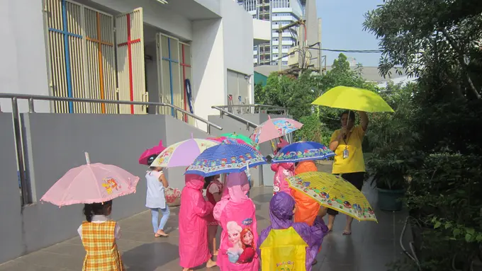 [Bintang] 5 Benda Wajib Dikenakan Saat Musim Hujan oleh Generasi 90-an