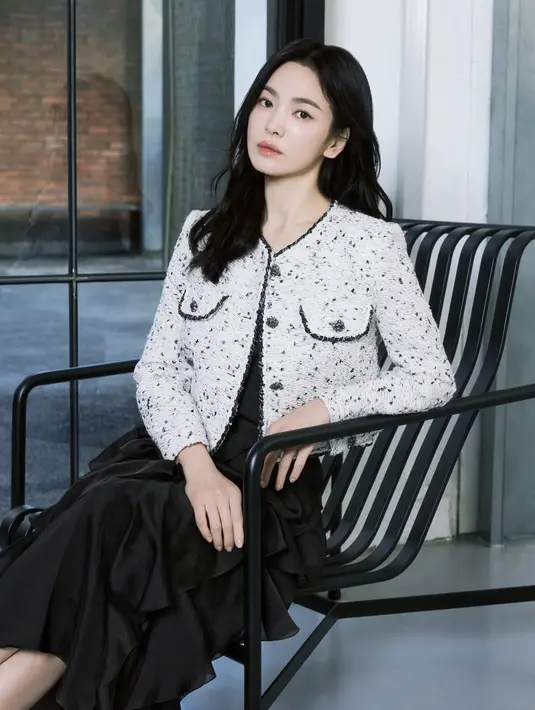 Paduan ruffle dress dan tweed blazer dari Song Hye Kyo bisa jadi inspirasi outfit ngantor yang elegan [@kyo1122]