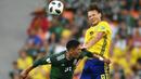 Duel pemain Meksiko, Edson Alvarez (kiri) dan pemain Swedia, Albin Ekdal pada laga grup F Piala Dunia 2018 di Yekaterinburg Arena, Yekaterinburg, Rusia, (27/6/2018).  Swedia menang telak 3-0 atas Meksiko. (AP/Martin Meissner)