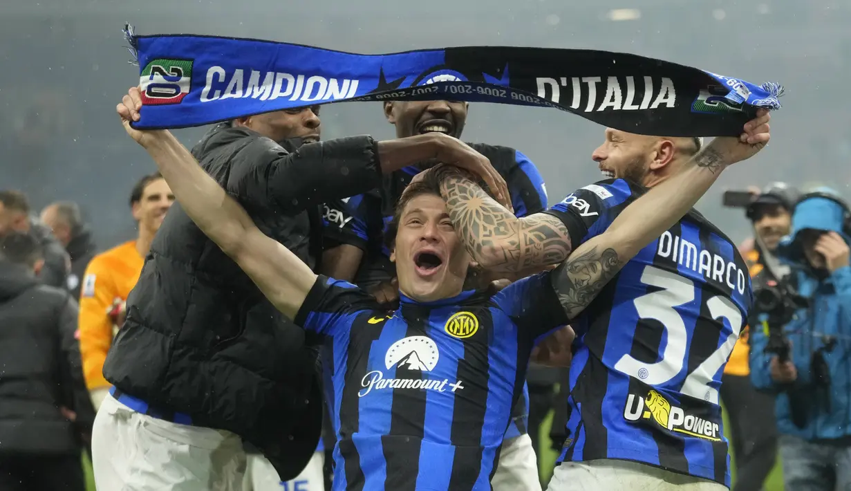 Kemenangan ini membuat Inter Milan memenangkan gelar Scudetto ke-20 mereka. (AP Photo/Luca Bruno)