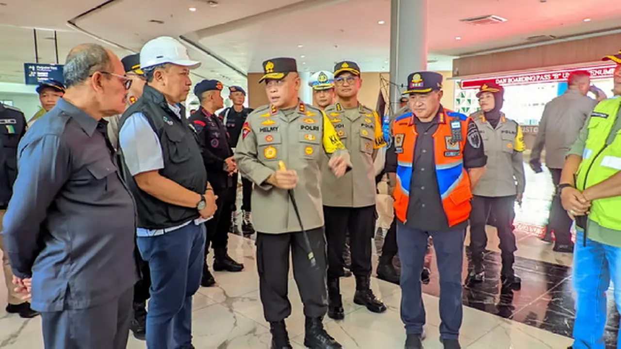 Kapolda Lampung, Irjen Pol Helmy Santika saat meninjau arus mudik di Pelabuhan Bakauheni. Foto (Istimewa)