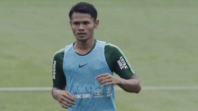 Pemain Timnas Indonesia U-22, Dimas Drajad, mengamati rekannya. (Bola.com/Yoppy Renato)