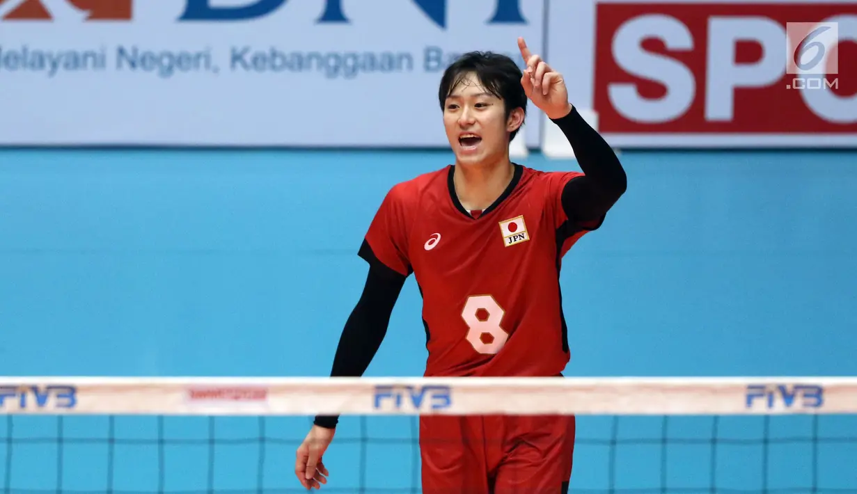 Pemain Timnas voli putra Jepang, Masahiro Yanagida bersorak poin saat melawan Kazakhstan pada 8 besar grup E Kejuaraan Voli Asia 2017 di GOR Tri Dharma, Gresik, Kamis (27/7). Jepang unggul 3-0 (25-18, 25-19, 25-23). (Liputan6.com/Helmi Fithriansyah)