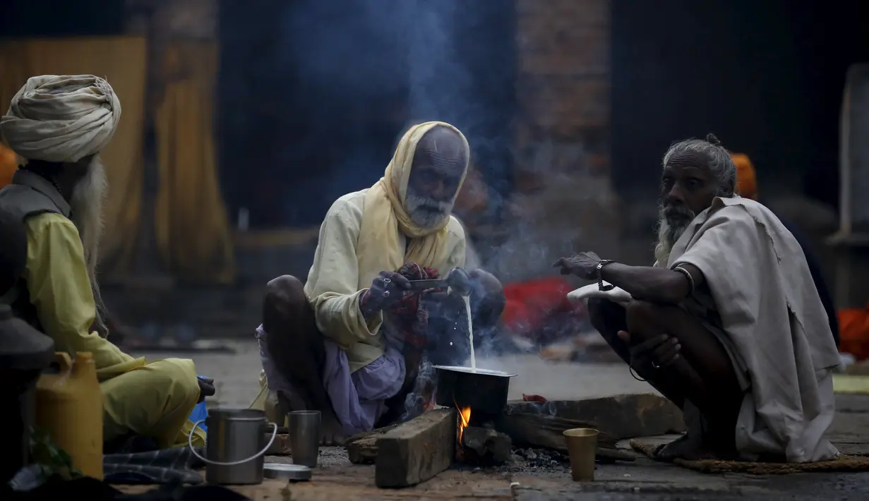 Orang suci dalam kepercayaan Hindu atau disebut sadhus saat melakukan kegiatan di Kuil Pashupatinath, Kathmandu , Nepal, (6/3). Para Sadhus dari Nepal dan India akan mendatangi Candi untuk merayakan festival Maha Shivaratri. (REUTERS / Navesh Chitrakar)