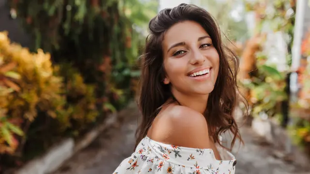 cantik percaya diri tertawa bahagia