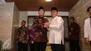 Edhie Baskoro (kiri) disambut Zulkifli Hasan saat menghadiri acara Buka Puasa Bersama di Rumah Dinas Ketua MPR RI, Jakarta, Senin (22/6/2015). Presiden dan sejumlah tokoh Parpol tampak hadir dalam acara tersebut. (Liputan6.com/Faizal Fanani)