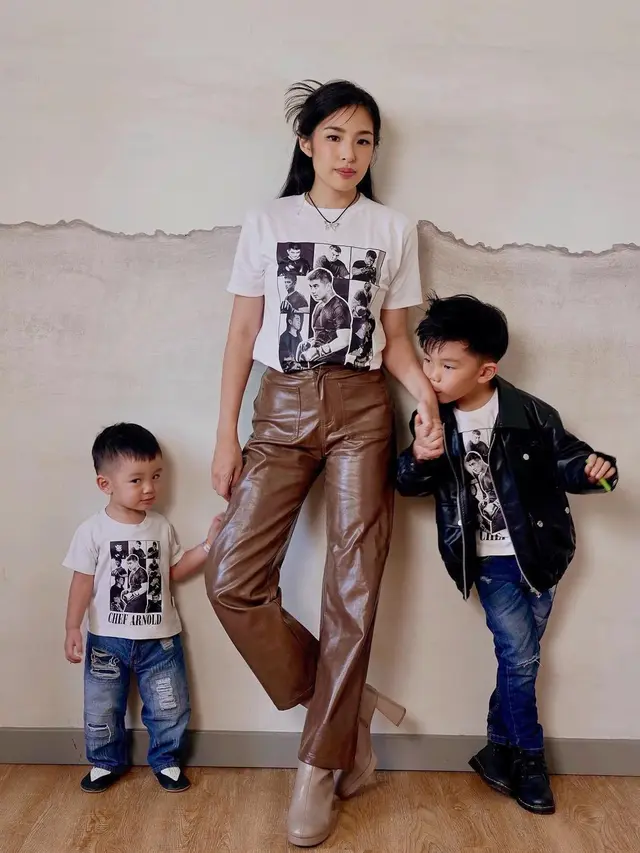 Gaya Rock 'n' Roll Tiffany Soetanto dan Kedua Putranya yang Dukung Chef Arnold Bertarung Tinju