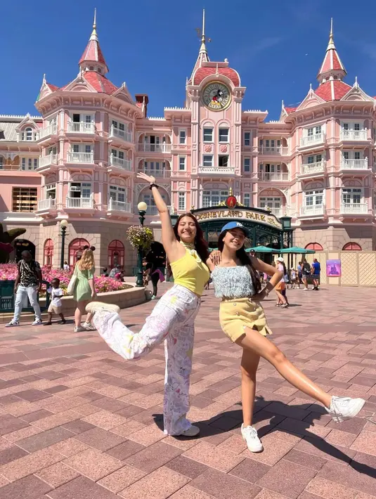 Keduanya juga pernah menghabiskan waktu liburan keluar negeri bersama. Di Disneyland Paris, lihat gaya gemas keduanya yang playful ini. Beby memilih atasan bertali spageti yang manis dengan mini skirt kuning. Sedangkan Cassandra memilih atasan tanpa lengan berwarna kuning dan celana panjang yang putih dengan corak yang colorful. [Foto: Instagram/bebytsabina]