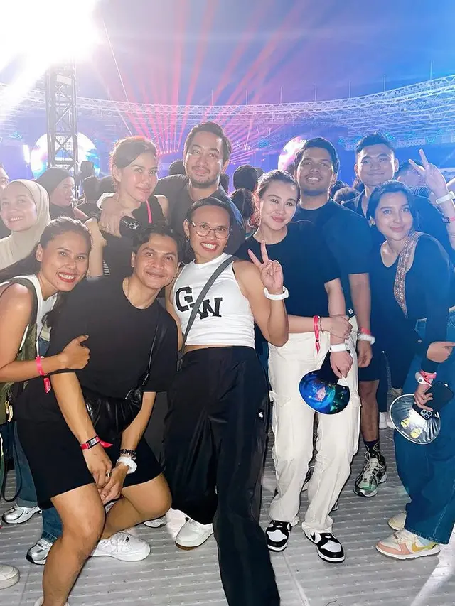 Gaya Artis Hadir di Konser Coldplay Jakarta Bersama Pasangan hingga Keluarga