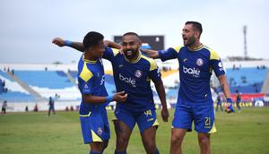 Striker Arema FC,&nbsp;Dalberto Luan (tengah), merayakan gol bersama&nbsp;rekan-rekannya setelah membobol gawang Bhayangkara FC pada pekan 3 BRI Super League 2025/2026 di Stadion Kanjuruhan, Jumat (22/8/2025). (Bola.com/Iwan Setiawan)