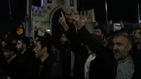 Orang-orang meneriakkan slogan-slogan saat protes di luar konsulat Swedia di Istanbul, Turki, Minggu (22/1/2023). Kemarahan atas protes pembakaran Alquran di Swedia menghasilkan protes hari kedua di Turki, yang membuat ketegangan antara kedua negara. (AP/Khalil Hamra)