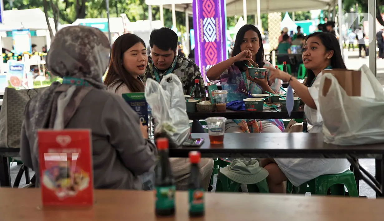 <p>Pengunjung mencoba kuliner di Festival Jajanan Bango (FJB), Senayan, Jakarta, Jumat (28/10/2022). Sebanyak 90 penjaja kuliner turut berpartisipasi dalam FJB yang digelar selama tiga hari, yakni 28-30 Oktober. (Liputan6.com/Angga Yuniar)</p>