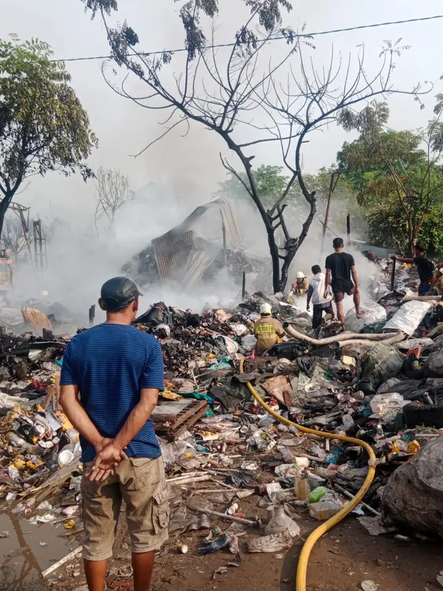 Petugas Damkar berhasil padamkan kobaran api melahap puluhan lapak di Jalan Kyai Hasyim Gang Sawo III, Joglo, Kembangan, Jakarta Barat