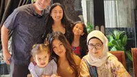 Rahma Azhari dan keluarga (Sumber: Instagram/raazharita)