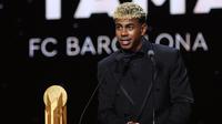 Pemain muda Barcelona, Lamine Yamal, meraih Kopa Trophy 2025, penghargaan pemain muda terbaik dalam malam gala Balloon d'Or 2025 di Theatre du Chatelet, Paris, Selasa (23/9/2025) dini hari WIB. (Franck FIFE / AFP)