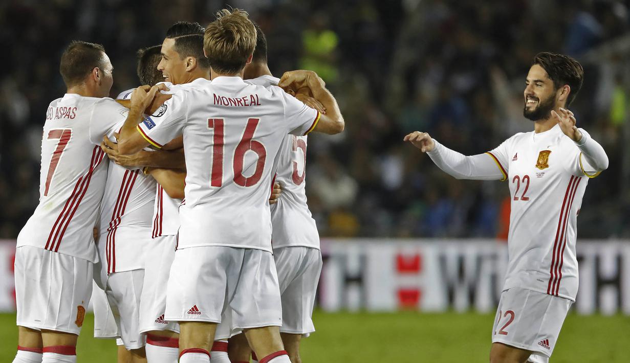 Para pemain Spanyol merayakan gol yang dicetak Asier Illaramendi ke gawang Israel pada laga kualifikasi Piala Dunia 2018 di Stadion Teddy, Yerusalem,Senin (9/10/2017). Israel kalah 0-1 dari Spanyol. (AFP/Thomas Coex)