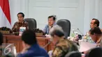 Presiden Joko Widodo didampingi Wakil Presiden Jusuf Kalla memimpin rapat terbatas di Kantor Presiden, Komplek Istana Kepresidenan, Jakarta, Jumat (11/12). Rapat membahas persiapan penyelenggaraan Asian Games XVIII tahun 2018. (Liputan6.com/Faizal Fanani)