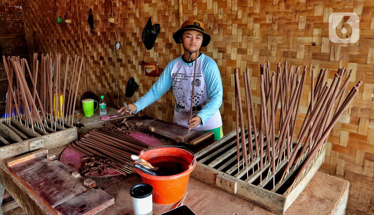 Pekerja memproduksi hio dupa di sentra industri kecil pembuatan hio di Tangerang, Banten, Senin (9/1/2023). Jelang perayaan Imlek, pesanan hio dupa mengalami peningkatan untuk kebutuhan sembahyang. (Liputan6.com/Angga Yuniar)