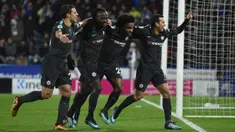 Para pemain Chelsea merayakan gol yang dicetak Pedro ke gawang Huddersfield pada laga Premier League di Stadion John Smith, Huddersfield, Selasa (12/12/2017). Huddersfield kalah 1-3 dari Chelsea. (AFP/Oli Scarff)