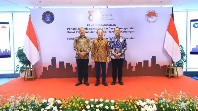 Penandatanganan Perjanjian Kerja Sama (PKS) oleh OJK dan PPATK serta BSSN. (Foto: OJK)