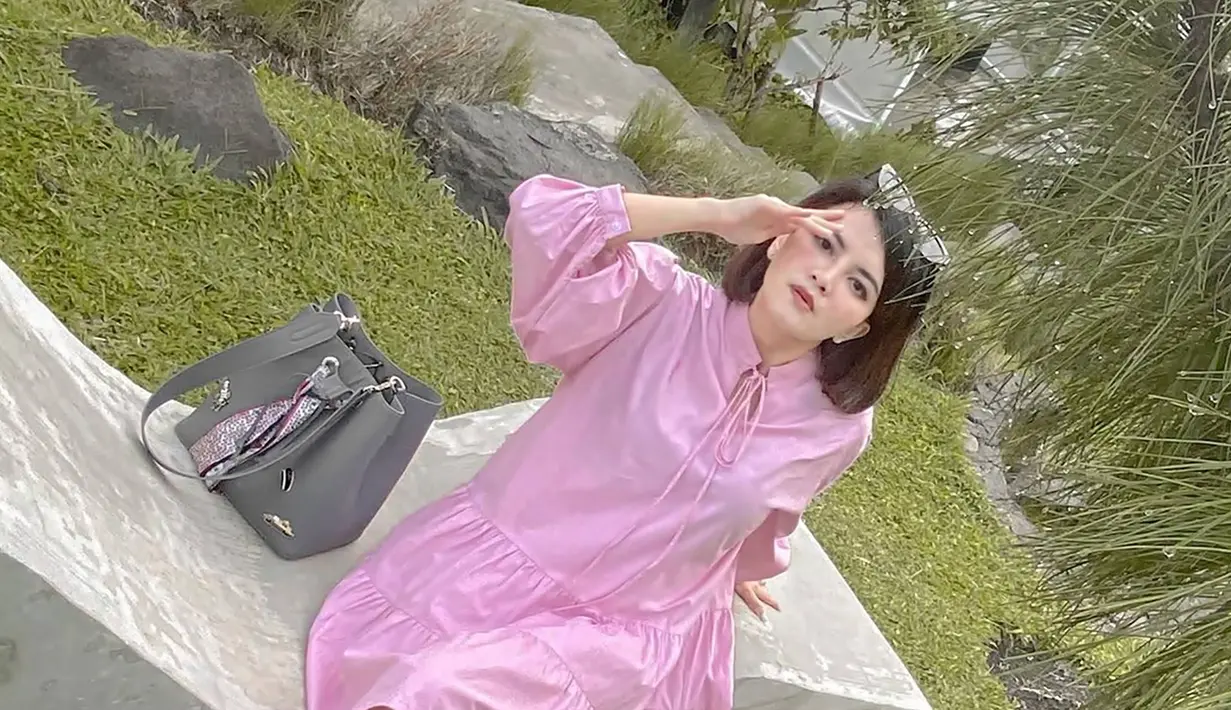 Sibuk menjadi ibu rumah tangga yang memiliki dua buah hati, Tania Putri kerap tampil elegan dengan berbagai outfit kerennya. Dalam media sosial Instagramnya, ia pun masih kerap menyapa para penggemarnya setianya. Ia pun kerap membagikan potret kompaknya saat bersama suami maupun kedua buah hatinya. (Liputan6.com/IG/@taniaputri1707)