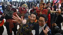 Mengutip Chanel News Asia, sejumlah penari dalam kostum tradisional dan pemain wayang tampil di panggung untuk menghibur para turis. Mereka datang menumpang pesawat dari Shanghai. Banyak dari turis itu berswafoto dengan PM Thailand. (Lillian SUWANRUMPHA/AFP)