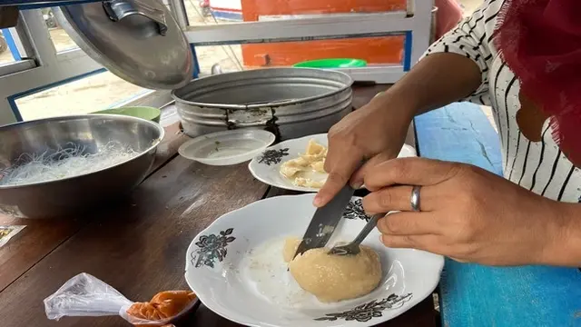 Model, kuliner berbahan dasar ikan khas Palembang dengan kuah kaldu udang menyegarkan.