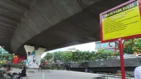 Papan pengumuman berisi himbauan menggunakan ruang publik bagi para skater di Taman Jomblo. 