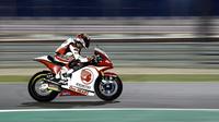 Pembalap Indonesia, Andi Gilang saat mengikuti sesi kualifikasi Moto2 2020 di Sirkuit Losail, Qatar, Sabtu (7/3/2020) malam. (Twitter/Honda Team Asia)