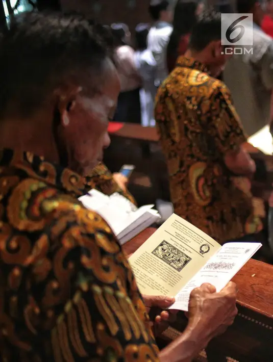 Umat Katolik berdoa saat melaksanakan misa Natal di Gereja Katedral, Jakarta, Selasa (25/12). Natal tahun 2018 di Gereja Katedral Jakarta diselenggarakan dengan mengusung tema Yesus Kristus Hikmat Bagi Kita. (Liputan6.com/Faizal Fanani)